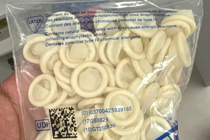 Een zakje latex vingercondooms, in de hand